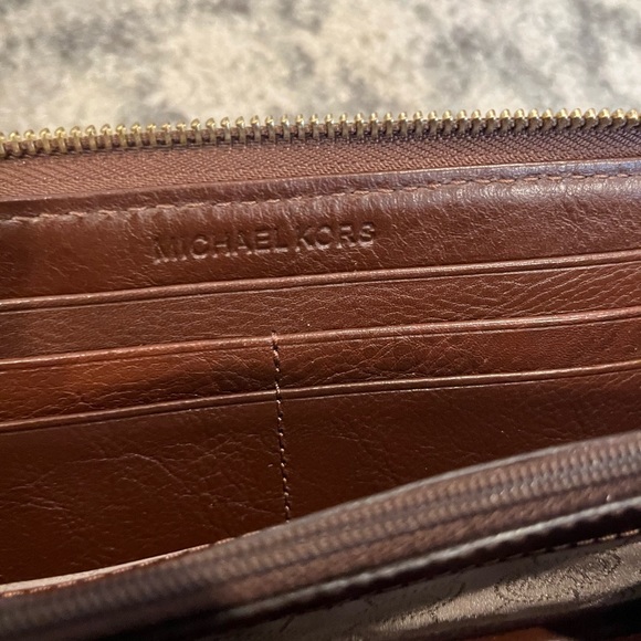 MK Michael Kors WALLET. In perfect condition! Brown and tan in color - Picture 9 of 9